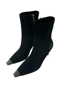Stivaletti alla caviglia in camoscio nero con punta appuntita e dettagli metallici. Presentano una cerniera laterale e un tacco basso.