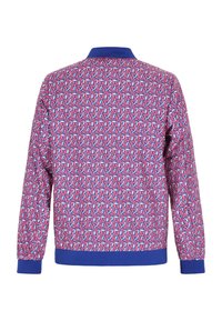 Jachetă cu un model roșu și albastru, dintr-un material texturat, având un guler și mansete cu dungi. Spatele prezintă un design abstract continuu.