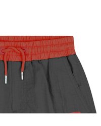 Γκρι σορτς με κόκκινη ελαστική μέση και κορδόνι. Διαθέτουν ασημένιες τάπες και υφασμάτινο σχέδιο με υφή.