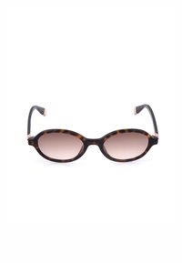 Lunettes de soleil ovales écaille avec verres à dégradé foncé et branches noires ornées d'accents en or rose sur fond blanc.