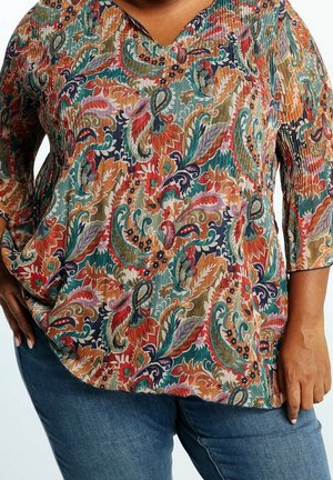 Blouse multicolore présentant un motif cachemire dans des tons de vert, orange et bleu. Conception à col en V avec manches trois-quarts et tissu texturé.