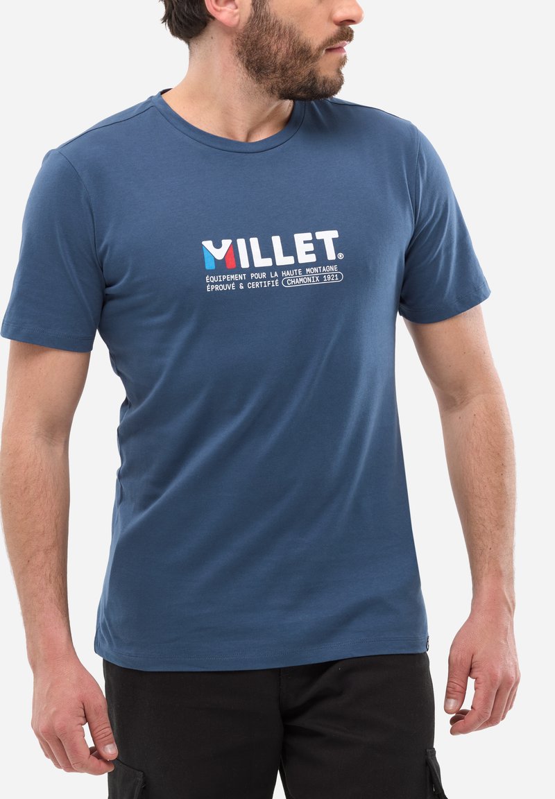 Niebieski bawełniany t-shirt z krótkim rękawem, z nadrukowanym logo w białym i czerwonym kolorze, okrągłym dekoltem i standardowym krojem.