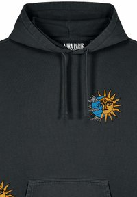 Felpa nera con cappuccio che presenta una grafica del sole e della luna in giallo e blu, con dettagli intricati e una tasca a marsupio sul davanti.