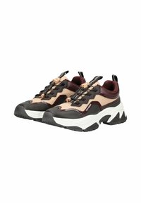 Zapatillas chunky que presentan una mezcla de materiales marrones, beige y negros. Parte superior de malla texturada con cordones negros y detalles de suela de goma blanca.