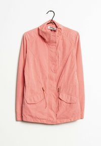 Giacca leggera rosa chiaro con colletto alto, chiusura frontale con zip e due grandi tasche a toppa. Include coulisse regolabili in vita.