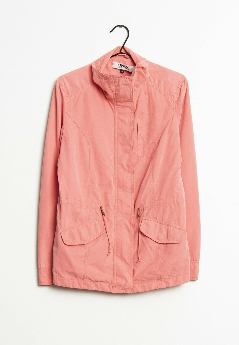 Giacca leggera rosa chiaro con colletto alto, chiusura frontale con zip e due grandi tasche a toppa. Include coulisse regolabili in vita.