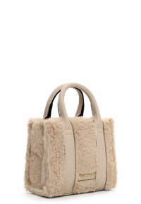 Beige nepbont handtas met gladde leren accenten, rechthoekige vorm, twee handvatten en een gouden logo-detail aan de zijkant.