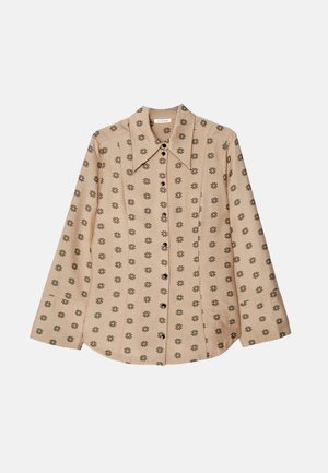 Bež košulja s dugim rukavima, s ponavljajućim cvjetnim uzorkom u tamnozelenoj boji, s okomitim ovratnikom i prednjim kopčanjem na gumbe.