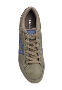 Baskets vertes et bleues avec une tige en cuir lisse et en tissu, bout rond, design à lacets, languette rembourrée et semelle en caoutchouc blanche.