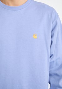 Carhartt WIP CHASE - Hosszú ujjú felső - charm blue/gold