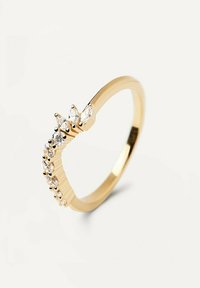 Guld ring med et bølget design, der har en række af runde og marquise-slebne klare sten langs den ene side. Glat overflade, poleret finish.