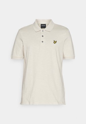 Polo beige avec un col classique, une patte de boutonnage à trois boutons, des manches courtes et un petit logo brodé noir et jaune sur la poitrine.