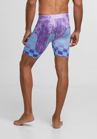 Herre boxertruser i lilla og turkis med et rutete mønster. Har en komfortabel midje og mykt, stretchy stoff.