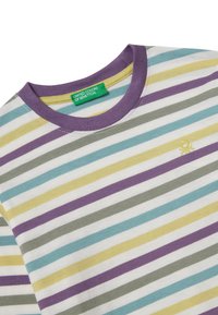 Camicia a maniche corte a righe con righe orizzontali viola, turchese, giallo e grigio, colletto viola e piccolo logo giallo sul petto.