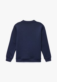 Granatowa bluza wykonana z miękkiego materiału, z okrągłym dekoltem, długimi rękawami, ściągaczami na rękawach i jednolitym kolorem bez wzorów.