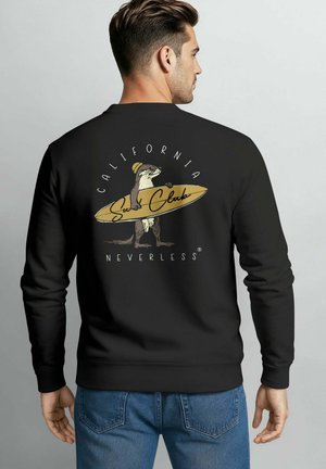 Schwarzer Sweatshirt mit einem Grafikdesign eines Otters, der ein Surfboard hält, mit dem Text "California Surf Club" in Weiß und Beige. Aus Baumwollmaterial, lässige Passform.
