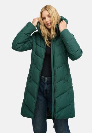Lange groene gewatteerde jas met een capuchon, voorzien van een ritsluiting, een quiltpatroon en een rechte snit. Draag boven donkere jeans en een zwart top.