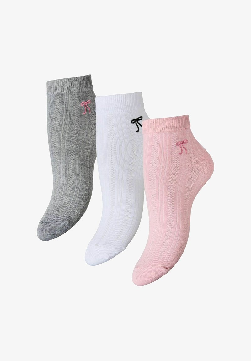Tre paia di calzini alla caviglia: grigi, bianchi e rosa. Ognuno presenta una texture a costine e un piccolo fiocco ricamato di colore contrastante sui polsini.