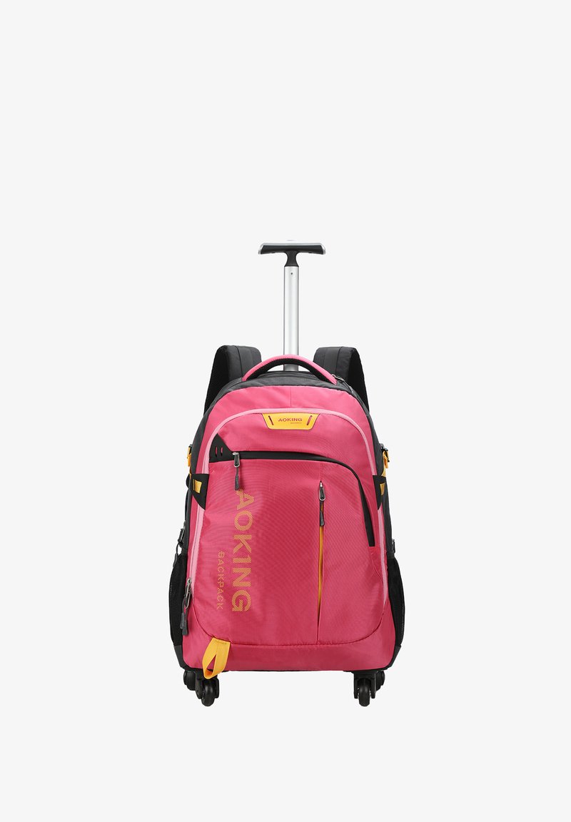 Sac à dos rose à roulettes avec des sangles noires, des accents jaunes, une poignée télescopique et plusieurs compartiments zippés visibles de face.