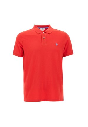 Polo shirt in cotone rosso con patta a tre bottoni e maniche corte. Un logo ricamato blu è posizionato sul lato sinistro del petto.