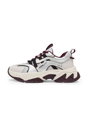 Sneaker chunky in argento e borgogna. Presentano un mix di materiali lisci e testurizzati, una suola spessa e dettagli in pizzo neri.