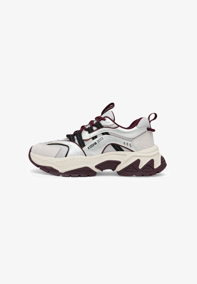 Sneaker chunky in argento e borgogna. Presentano un mix di materiali lisci e testurizzati, una suola spessa e dettagli in pizzo neri.