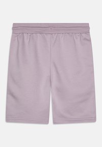 Lilla bomullsbermuda med elastisk midje, med glatt tekstur og uten synlige mønstre eller detaljer.