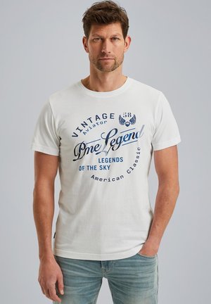 T-shirt in cotone bianco a maniche corte, con stampa blu che recita: "Vintage Aviator," "Pme Legend," e dettagli decorativi.