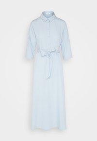 Abito camicia azzurro chiaro realizzato in morbido tessuto, dotato di colletto, chiusura frontale con bottoni, maniche a tre quarti e dettaglio con cintura in vita.