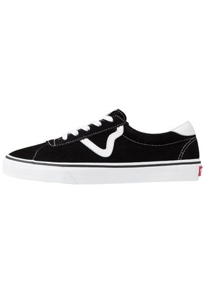 Schwarzer Sneaker mit niedrigem Schnitt, weißen Schnürsenkeln, weißer Sohle und weißem gebogenem Streifendetail an der Seite.