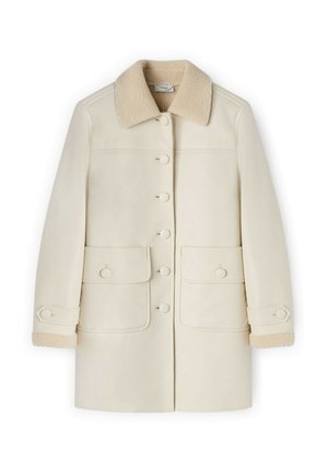 Flødefarvet frakke med sherpa-krave, der har knapper foran, to store forlommer og strukturerede detaljer på ærmekanterne.