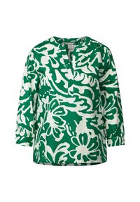 Blusa con estampado floral en verde y blanco, confeccionada en tela ligera, con un cuello sin collar y mangas de tres cuartos.