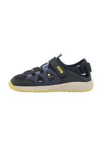 Scarpa sportiva in blu navy e azzurro chiaro con dettagli a intaglio. Presenta una suola e lacci gialli, con una cinghia in Velcro per una calzata sicura.