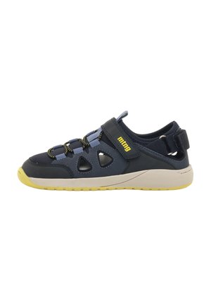 Scarpa sportiva in blu navy e azzurro chiaro con dettagli a intaglio. Presenta una suola e lacci gialli, con una cinghia in Velcro per una calzata sicura.
