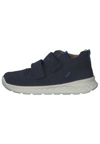 Sneaker blu navy con suola bianca, straps in Velcro, punta arrotondata e tomaia strutturata. Presenta piccole perforazioni e dettagli del logo.