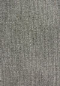 Tissu avec un motif chevrons dans des tons de gris atténués, présentant une texture tissée qui met en valeur sa structure et son éclat.