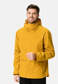 Gelbe wasserdichte Jacke mit hohem Kragen, verstellbarem Kapuze und Reißverschlusstaschen. Verfügt über nahtloses Design und strapazierfähigen Stoff.