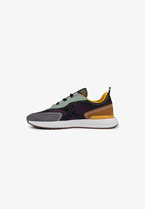 Sneaker z mieszanych materiałów w odcieniach szarego, purpurowego, zielonego i brązowego. Posiada wzór teksturowy, wzmocniony zapiętek oraz kontrastujące żółte akcenty.