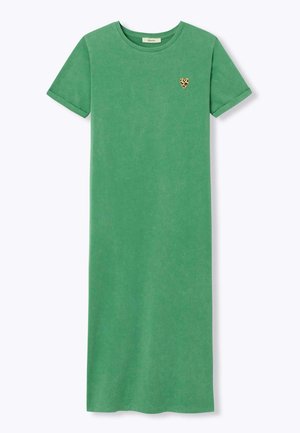 Robe midi verte à manches courtes avec un col rond et un petit écusson en forme de cœur à motif léopard sur la poitrine gauche.