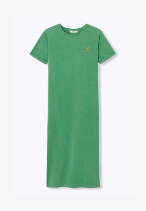 Robe midi verte à manches courtes avec un col rond et un petit écusson en forme de cœur à motif léopard sur la poitrine gauche.