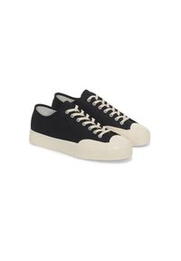Svarta kanvassneakers med krämfärgad gummitåspets och sula, med matchande snörning, metallöglor och ett texturerat mönster på yttersulan.