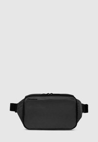 Marsupio in tessuto nero con forma rettangolare, superficie testurizzata, scomparto frontale con zip e tracolla regolabile.