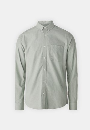 Hellgrünes Langarmhemd aus weichem Stoff, mit einem button-down Kragen, durchgehender Knopfleiste und einer einzigen Brusttasche.