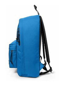 Niebieski plecak o zróżnicowanej strukturze, wykonany z trwałej tkaniny, z przednią kieszenią, regulowanymi czarnymi paskami i zamkami błyskawicznymi.