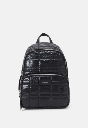 Czarny pikowany nylonowy plecak z dwiema zamykanymi na zamek komorami, górnym uchwytem i naszywką z logo Calvin Klein z przodu.
