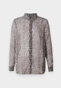 Blusa transparente de mangas longas em cinza claro com estampa de leopardo preta. Apresenta um colarinho e um fecho frontal por botões. Textura suave e translúcida.