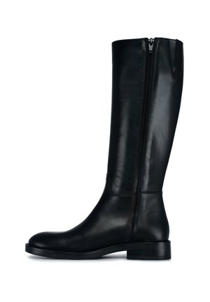 Stivale alto in pelle nera con zip laterale, punta rotonda, texture liscia e tacco basso impilato. Design semplice ed elegante.