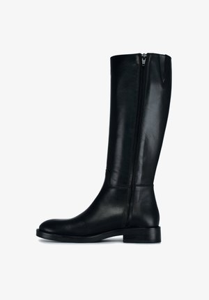 Stivale alto in pelle nera con zip laterale, punta rotonda, texture liscia e tacco basso impilato. Design semplice ed elegante.