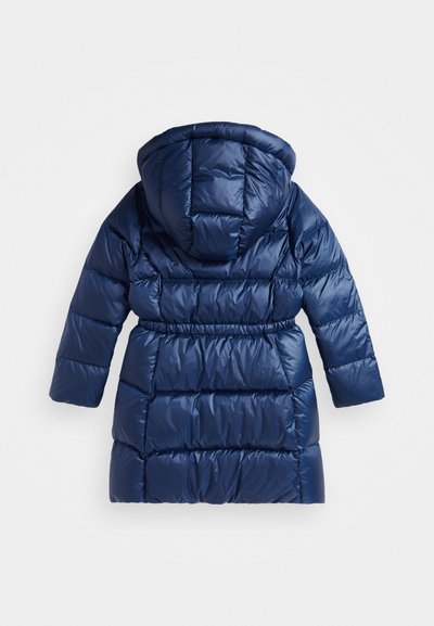 Tumedalt sinine soojustatud laste talvejope, millel on kapuuts ja elastne vöökoht, nähtud tagant lihtsalt taustal.