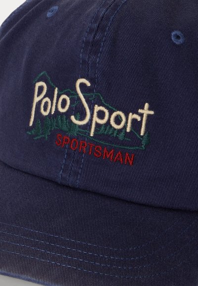 Tengerészkék baseballsapka hímzett "Polo Sport" felirattal, zöld hegy- és fa mintával, alul pedig piros "SPORTSMAN" felirattal.